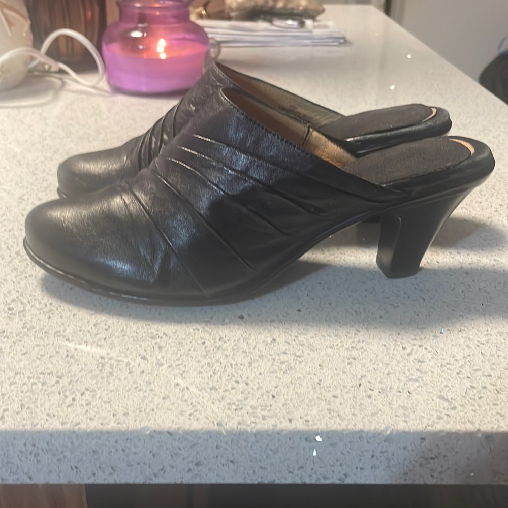 Womens 8.5 slip ons